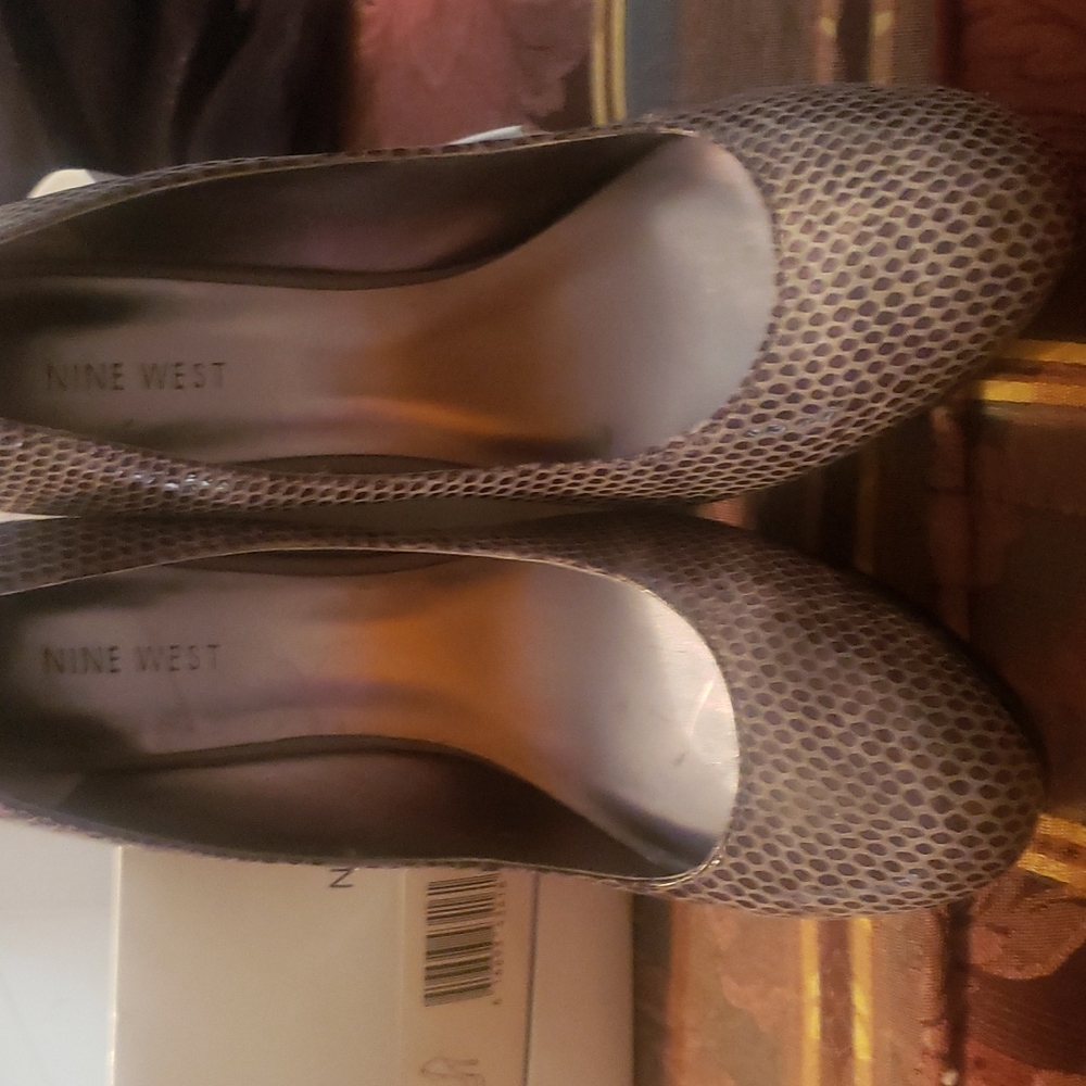 Nine west size 8M dark and light grey heels slightly used have two flaws in pic